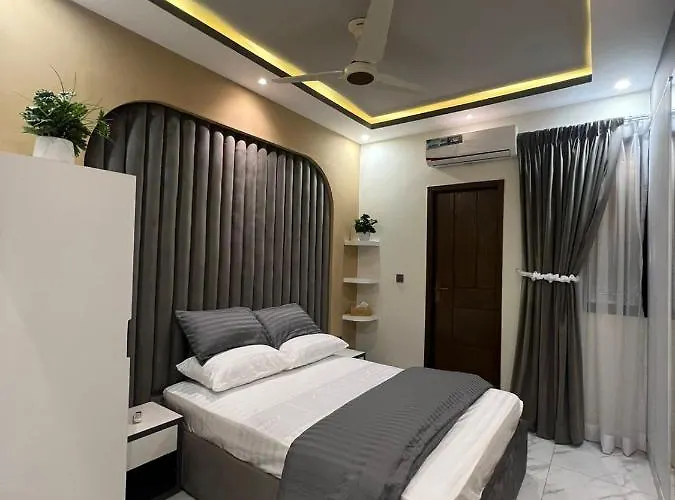 Travellers Heaven 3Br Apt Dha Phase VI Nishat Commercial